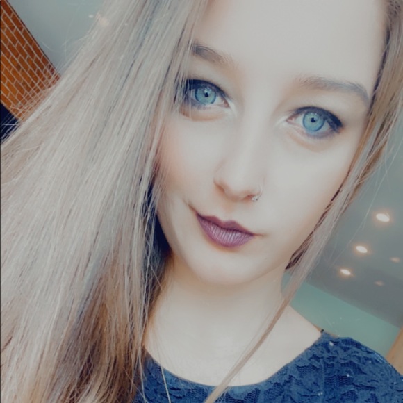 Meet your Posher, Cassandra - Picture 1 of 1